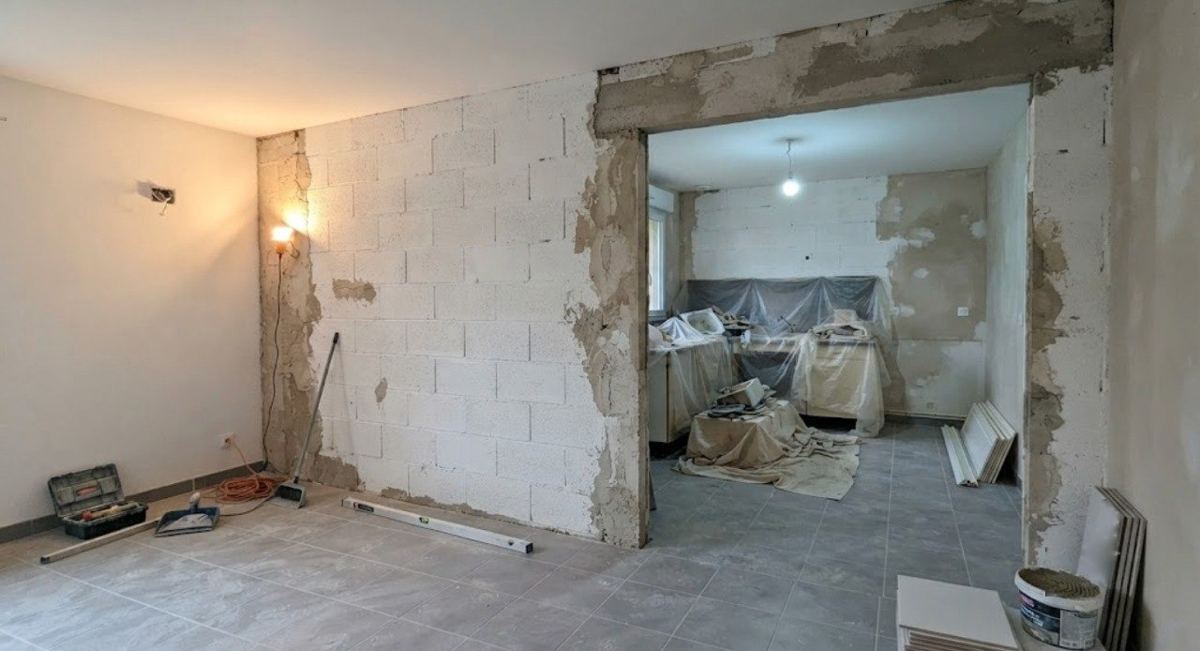 Ouverture dans un mur porteur, avant la pose de la poutre